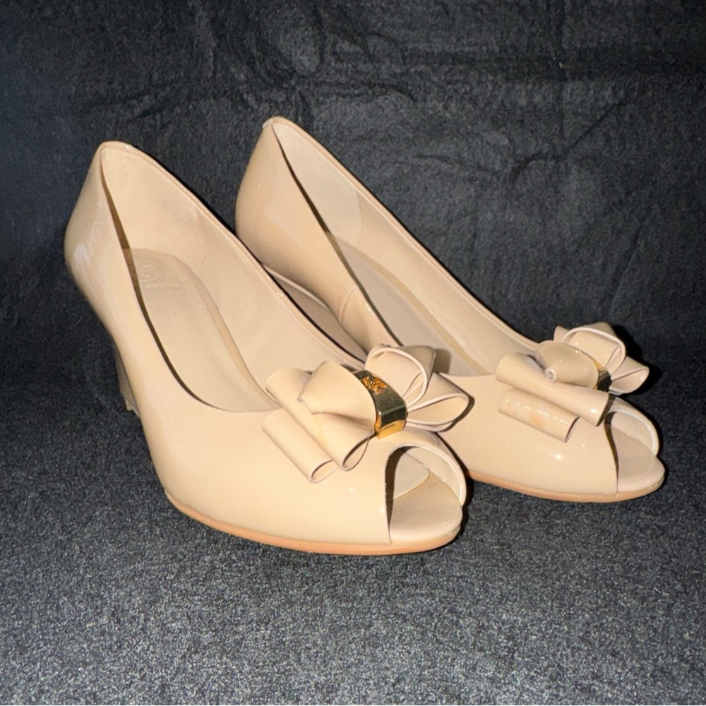 Tory Burch Beige Patent Peep-Toe Wedge Pumps with Bow